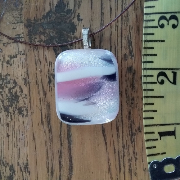Custom glass pendant in pinks and whites - Picture 3 of 4